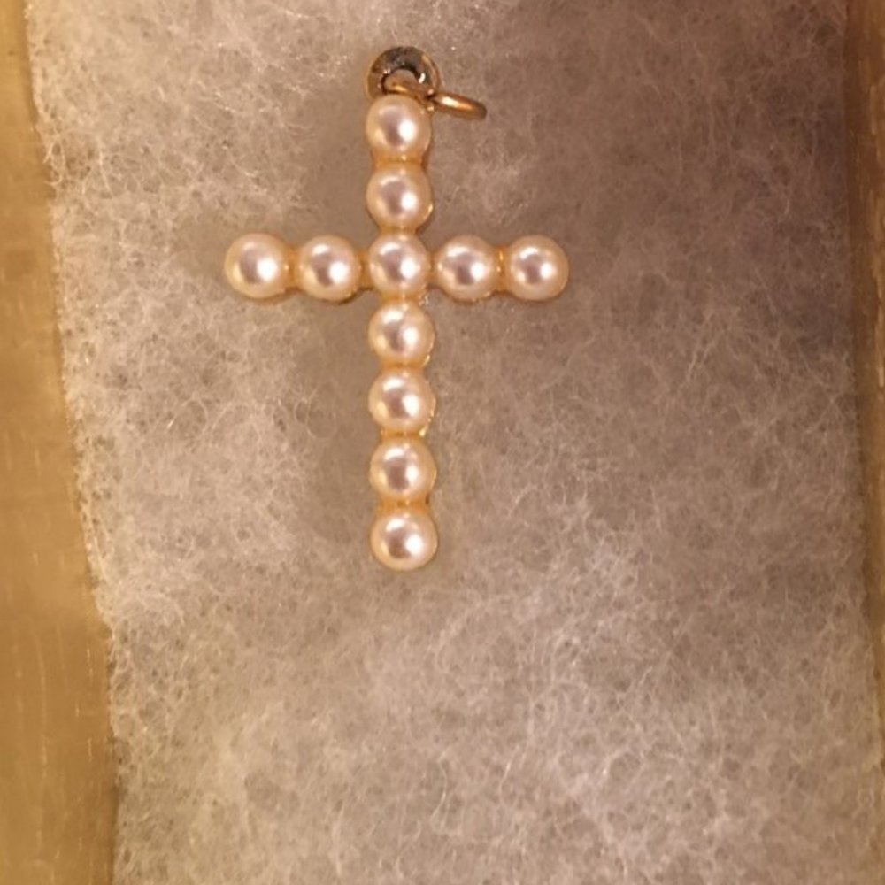 Faux Pearl Cross - Picture 2 of 4